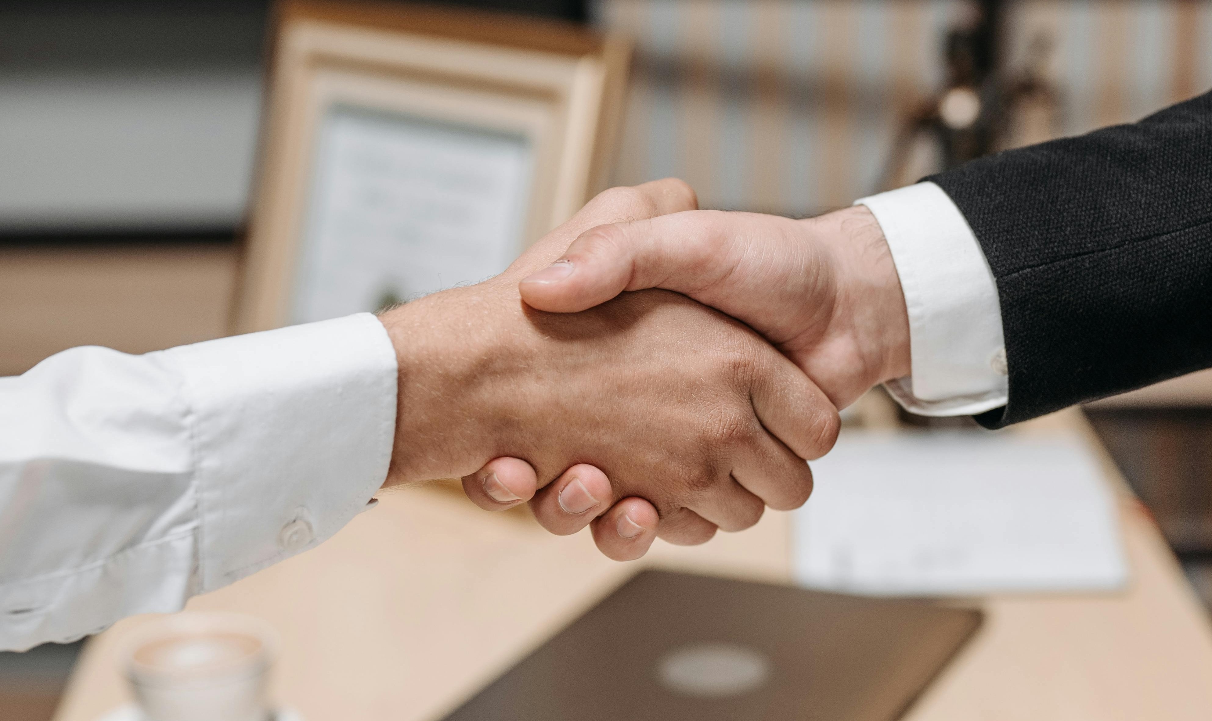 Hombre de negocios interactuando con una interfaz digital de gráficos